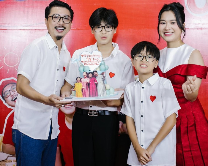 Con trai lớn nhà Lâm Vỹ Dạ trổ mã đẹp trai.