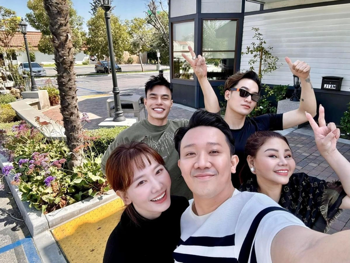 Cách đây không lâu, Lê Giang góp mặt trong chuyến lưu diễn ở Mỹ cùng vợ chồng Trấn Thành, Ali Hoàng Dương và Lê Dương Bảo Lâm. 