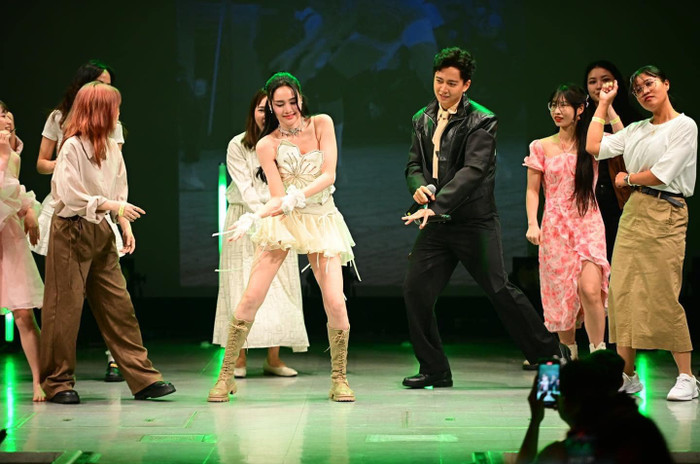 Ninh Dương Lan Ngọc vào giữa tháng 6 đã sang Nhật Bản để làm khách mời trong fan-meeting của Ngô Kiến Huy. Ảnh: FBNV