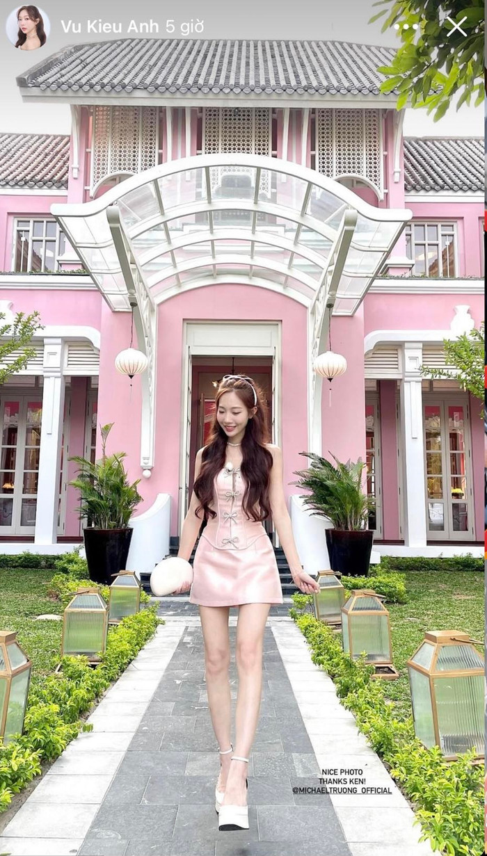 Yuna Vũ khoe ảnh do Michael Trương chụp giúp sau buổi hẹn hò tại nhà hàng sang trọng. 