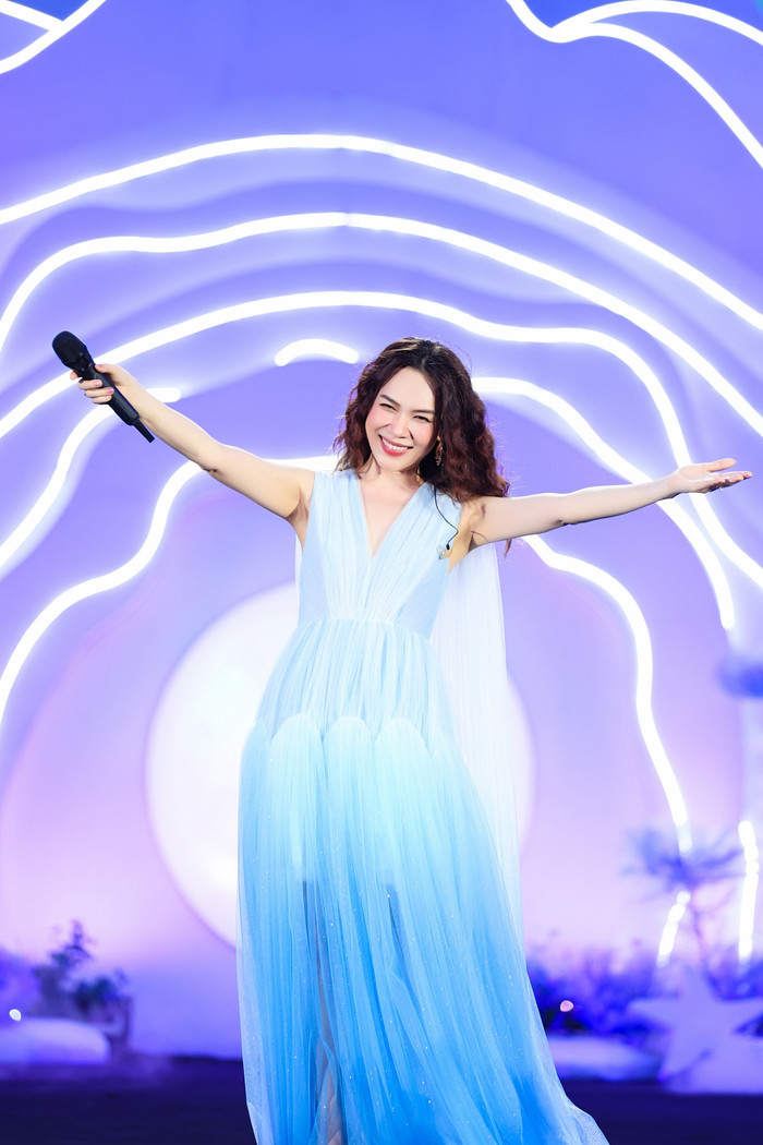 Khán giả nán lại để gặp Mỹ Tâm sau show diễn, thái độ của nữ ca sĩ ra sao? Ảnh 1