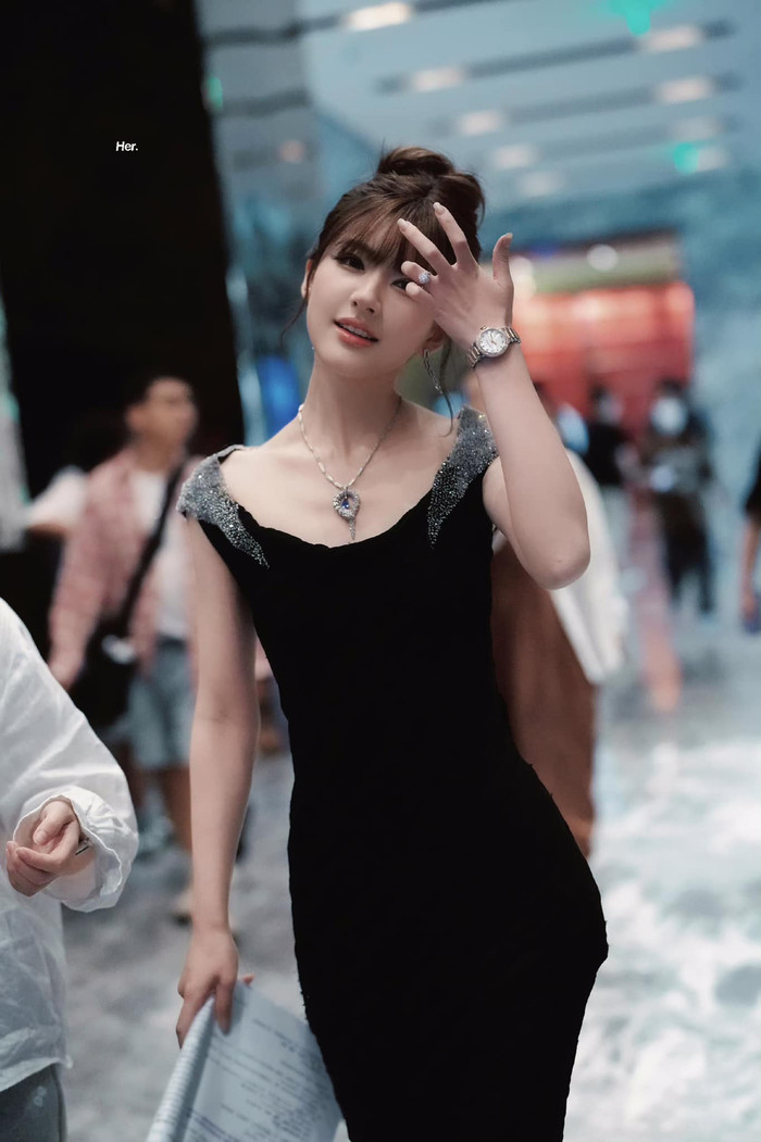 Outfit gần 3 tỉ đồng trên phim trường của Triệu Lộ Tư. 