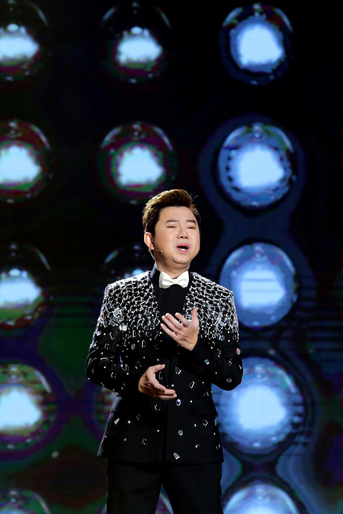 Cẩm Ly ngồi bệt dưới đất, 'tám chuyện' quên lối về cùng một đồng nghiệp thân thiết Ảnh 3