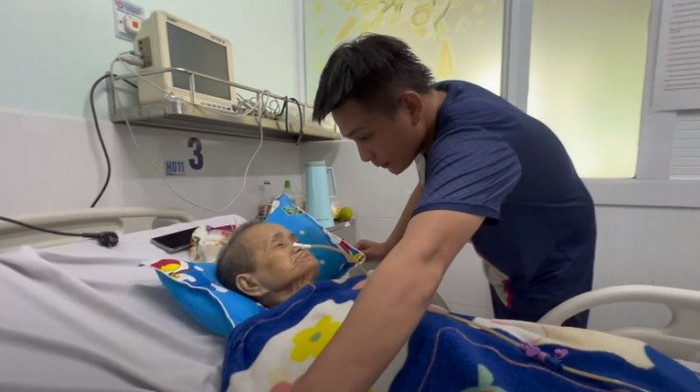 Suốt thời gian má hai bệnh, anh ở bên chăm sóc và túc trực