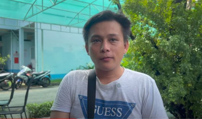 Dũng hiện sống một mình, chăm lo hương khói cho mẹ nuôi