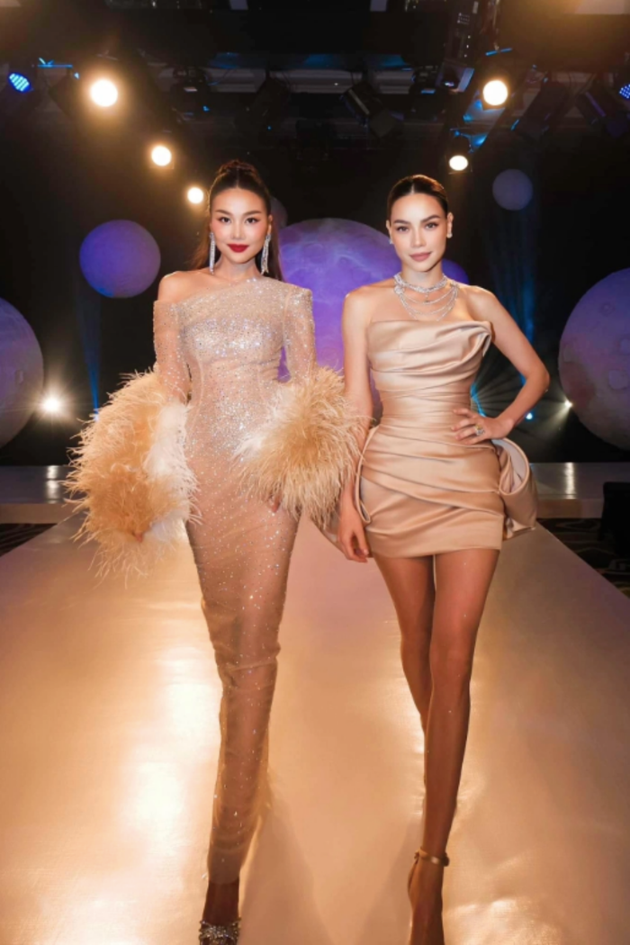 Thanh Hằng - Hồ Ngọc Hà là cặp bài trùng thường xuyên được nhãn hàng, các nhà thiết kế 'chọn mặt gửi vàng' trong suốt nhiều năm hoạt động nghệ thuật.&nbsp;