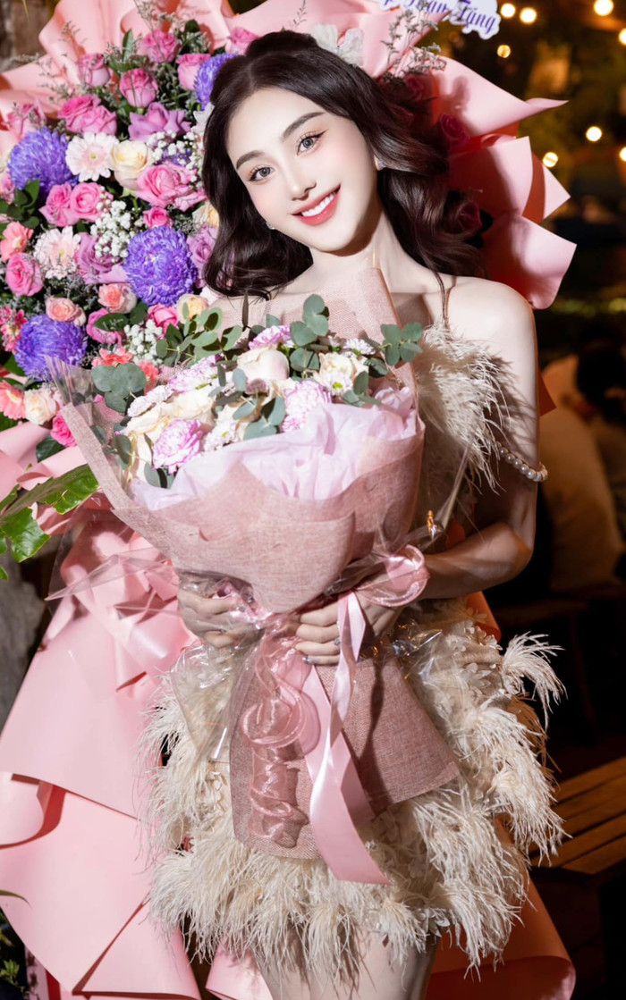 Lâm Khánh Chi trẻ trung, mở tiệc đón tuổi 46.