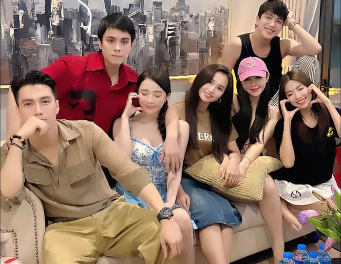 Quỳnh Nga - Việt Anh ngồi sát rạn, phá tan tin đồn rạn nứt.