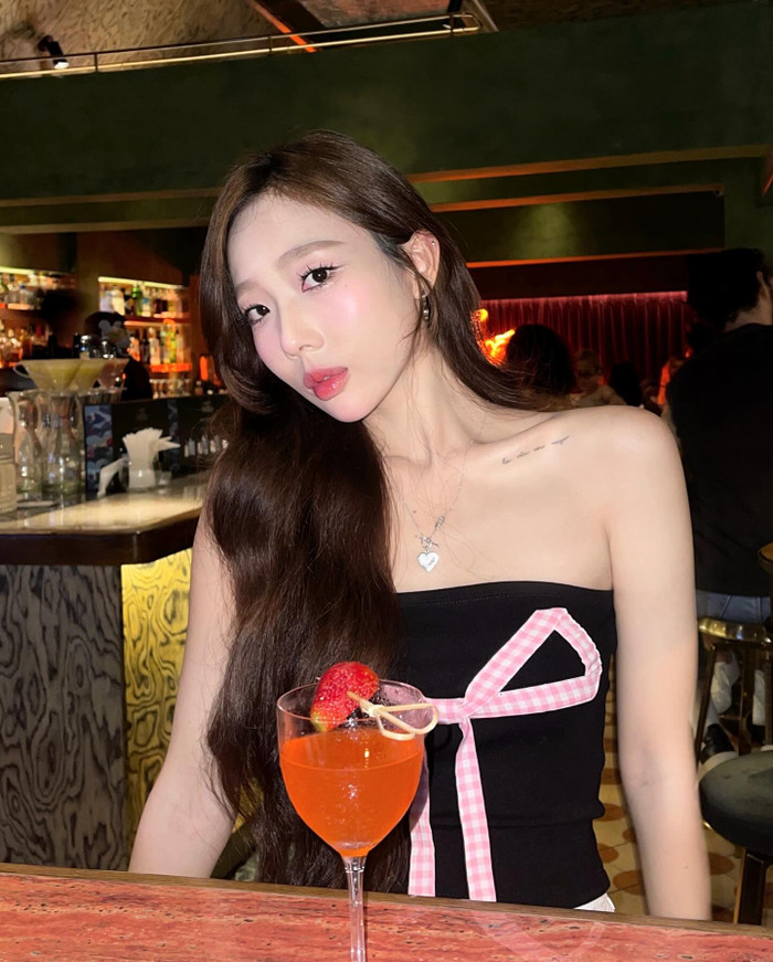 Cô nàng diện chiếc đầm đen phối cùng nơ vừa quyến rũ vừa trẻ trung. 