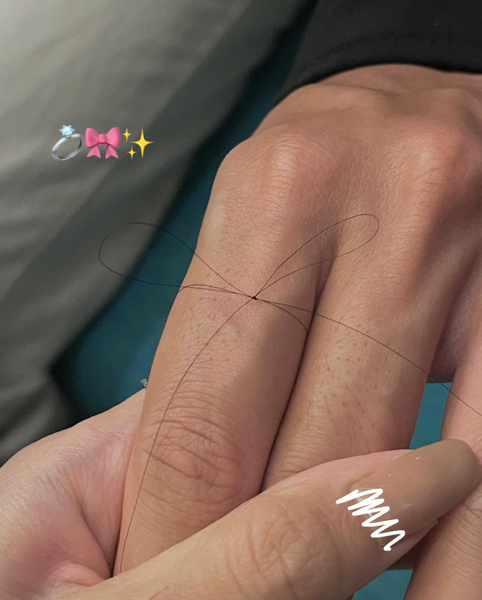 Nhiều người tò mò danh tính người đi chơi cùng Yuna Vũ là ai, liệu có phải là một trong 5 chàng trai tại Đảo Thiên Đường? 