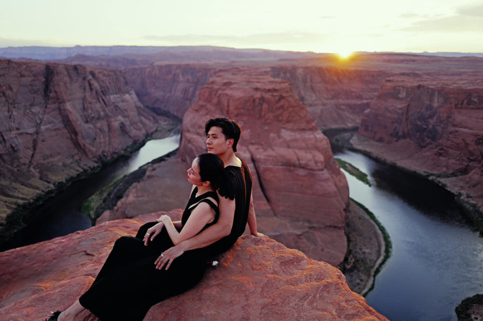 Lệ Quyên - Lâm Bảo Châu tình bể bình, dân mạng chỉ ra hai chiếc nhẫn đeo ở ngón trỏ của cặp đôi.