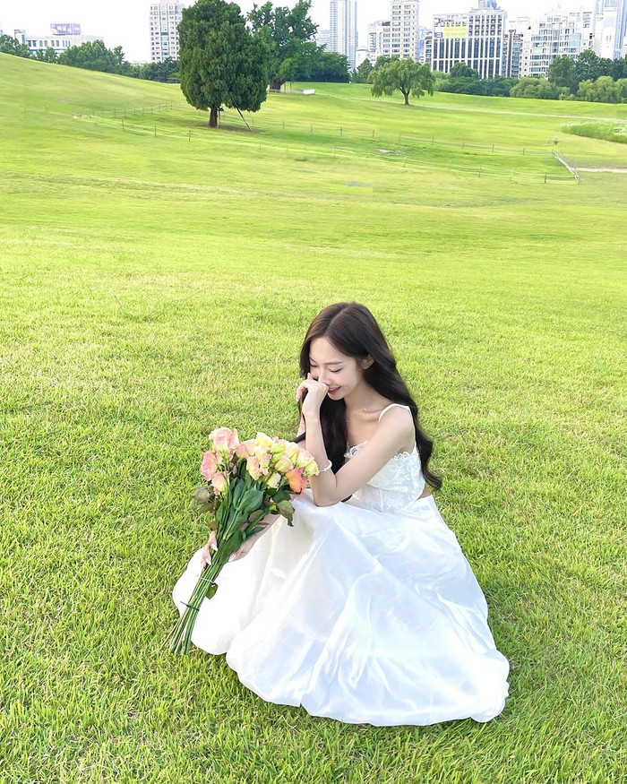 Đặc biệt, Yuna Vũ còn sở hữu gương mặt thanh tú, nụ cười rạng rỡ và ánh mắt biết nói, khiến nhiều người liên tưởng đến nữ idol Taeyeon của nhóm nhạc thần tượng Girls' Generation (SNSD).