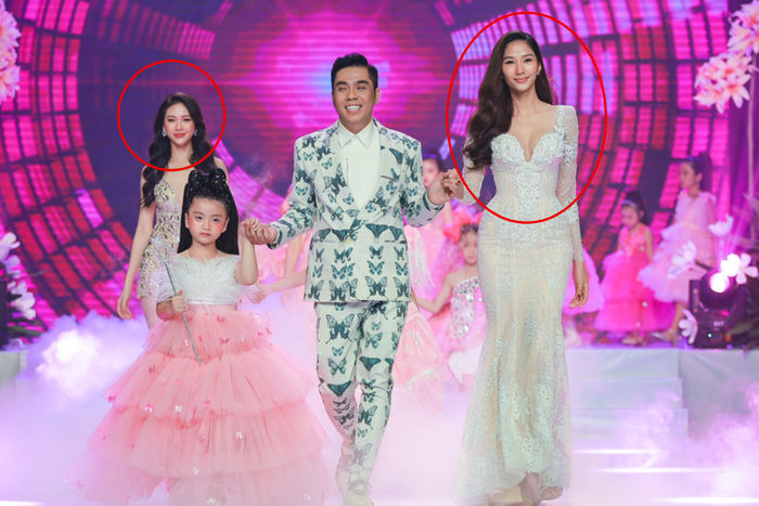 Bùi Quỳnh Hoa (trái) lặng lẽ đi sau, nhường vị trí vedette cho Hoàng Thùy (phải). Đáng lẽ ban đầu, cô sẽ nắm tay Kelbin Phạm sải bước cùng đàn chị kết show. 