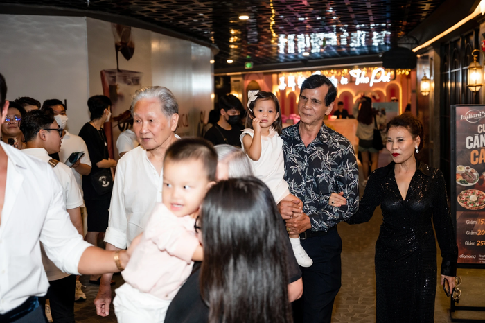 Bố mẹ Hồ Ngọc Hà là những khán giả trung thành nhất của nữ ca sĩ trong sự nghiệp. 