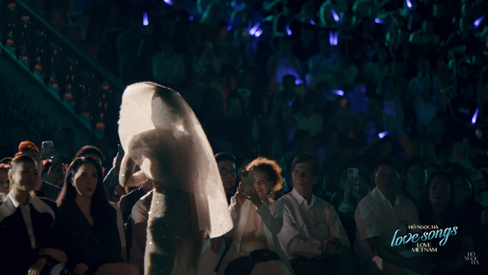 Mẹ Hồ Ngọc Hà có hành động đặc biệt khi xem con gái biểu diễn Ảnh 2