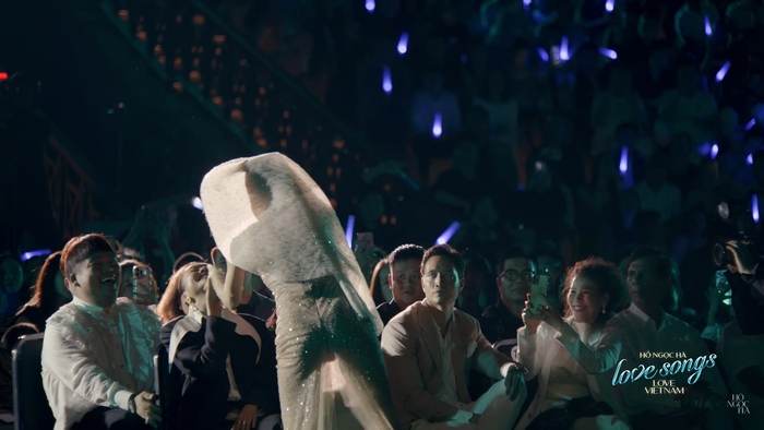 Mẹ Hồ Ngọc Hà có hành động đặc biệt khi xem con gái biểu diễn Ảnh 3