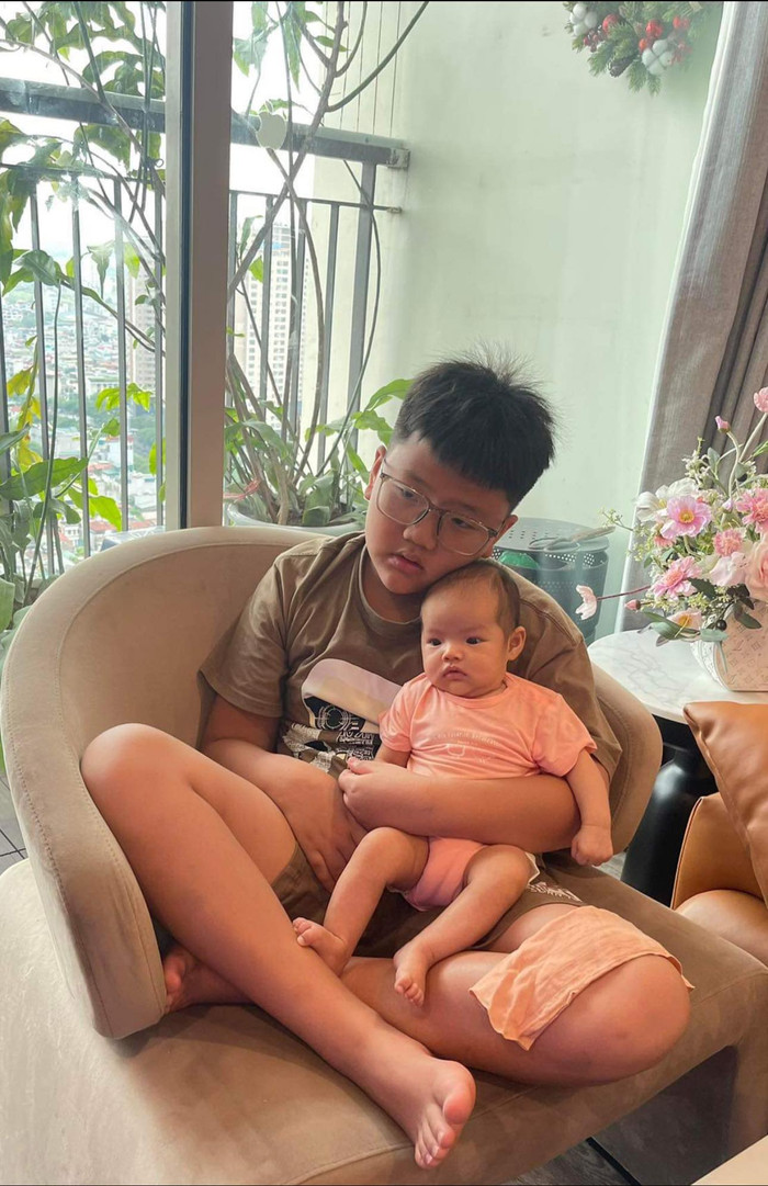 Bé Be bế em cực khéo, yêu thương em gái.