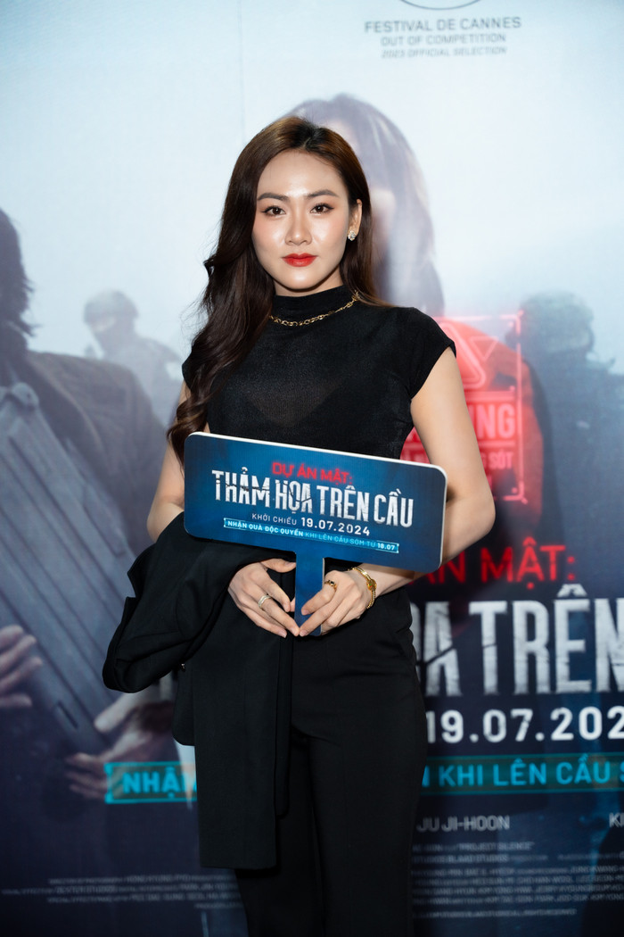 Nhiều người soi được loạt nhẫn lạ trên tay Trúc Mây ở sự kiện mới đây.