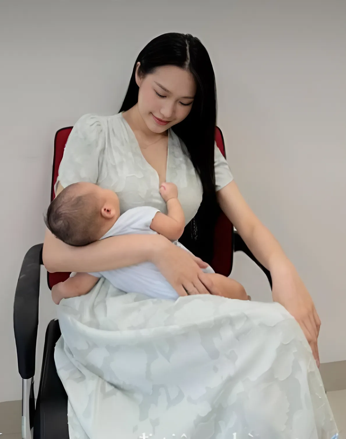 Vợ Đoàn Văn Hậu được khen ngợi về kỹ năng chăm con cực khéo. Ảnh chụp màn hình