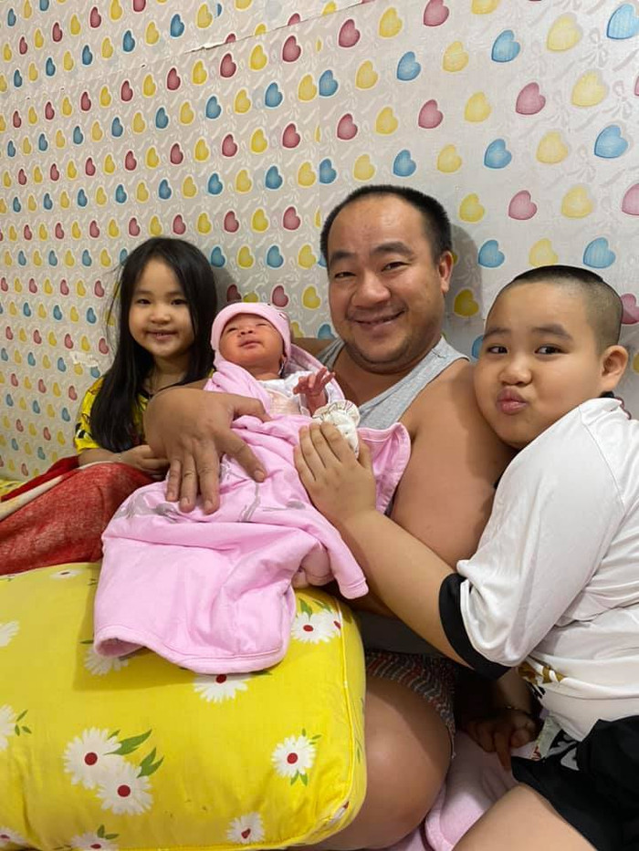 Nam diễn viên dành nhiều thời gian cho vợ con, được nhận xét là người đàn ông yêu vợ thương con. 