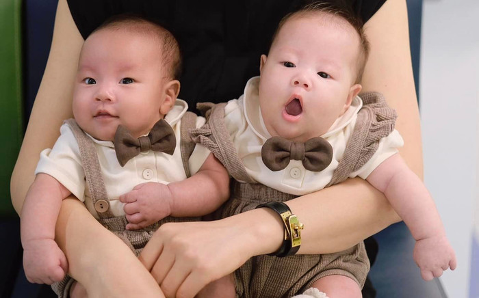 Phương Oanh diện đồ xịn sò cho 2 'baby shark', loạt biểu cảm siêu cưng của nhóc tỳ chiếm sóng Ảnh 2