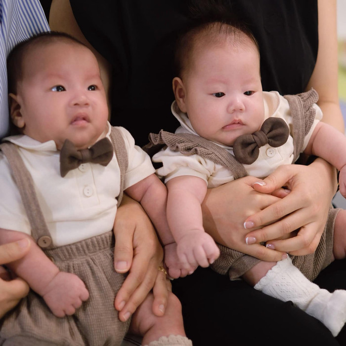 Phương Oanh diện đồ xịn sò cho 2 'baby shark', loạt biểu cảm siêu cưng của nhóc tỳ chiếm sóng Ảnh 4