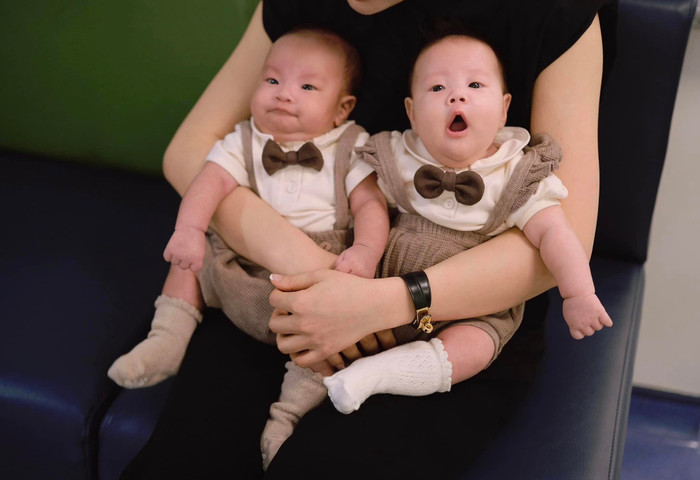 Phương Oanh diện đồ xịn sò cho 2 'baby shark', loạt biểu cảm siêu cưng của nhóc tỳ chiếm sóng Ảnh 2