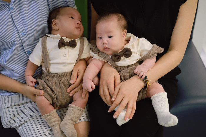 Hai nhóc tỳ sở hữu vẻ ngoài 'trộm vía' bụ bẫm, đáng yêu với những đường xinh đẹp nét thừa hưởng từ bố mẹ.