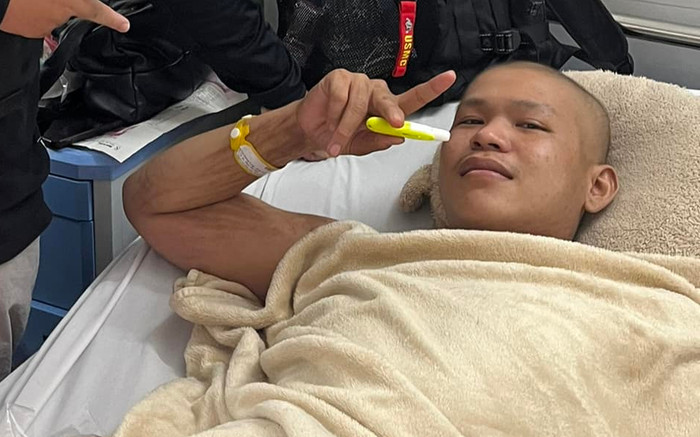 Hình ảnh trên giường bệnh của nam ca sĩ Vbiz sau ca phẫu thuật ung thư ở tuổi 24 Ảnh 2