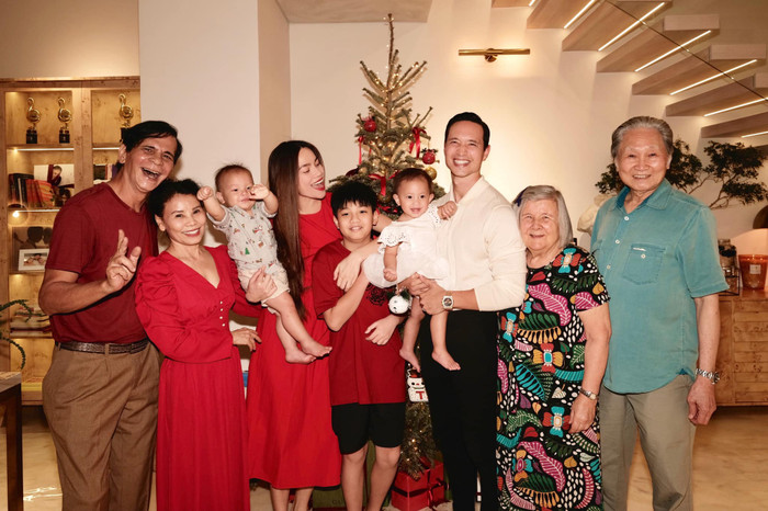 Kim Lý có mối quan hệ tốt đẹp với nhà vợ. Ngược lại, Hồ Ngọc Hà cũng rất được lòng bố mẹ chồng.