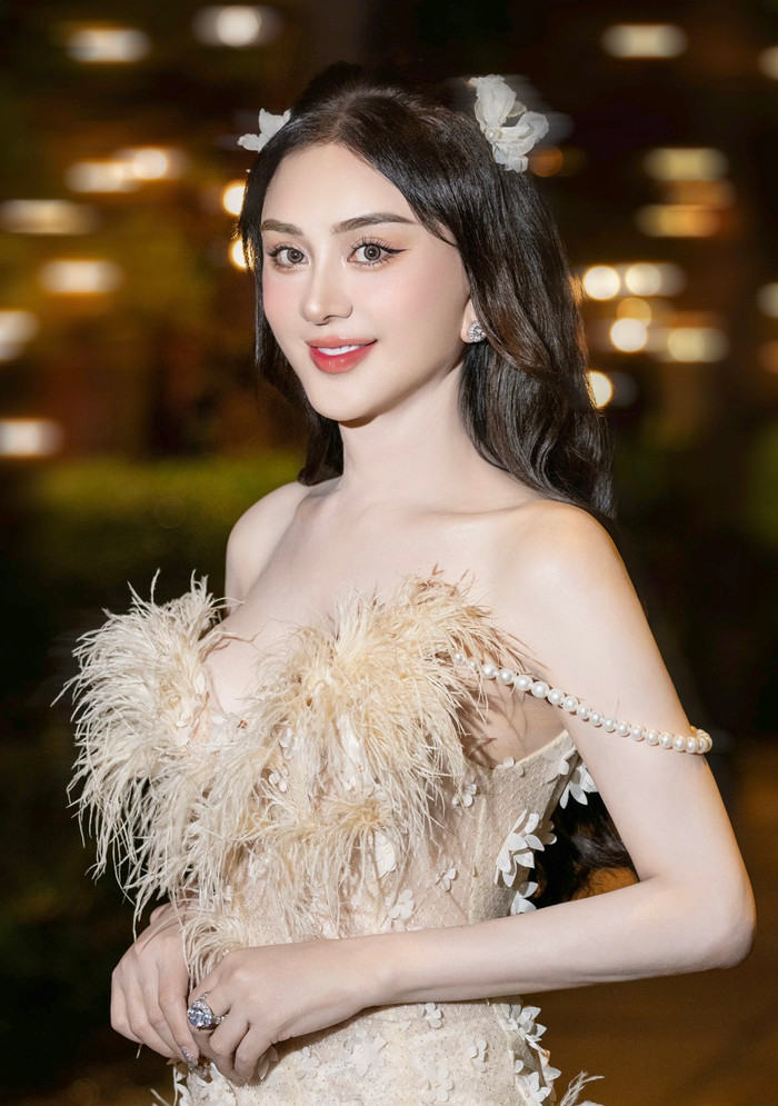 Lâm Khánh Chi chọn váy gợi cảm khi xuất hiện tại buổi tiệc. Cô hạnh phúc nhận hoa và những lời chúc từ bạn bè, đồng nghiệp. Ở tuổi 47, nữ ca sĩ chuyển giới được khen ngợi về nhan sắc. Người đẹp nói bản thân cầu toàn nên không ngại chi tiền tỉ để có ngoại hình rạng rỡ khi xuất hiện trước công chúng.