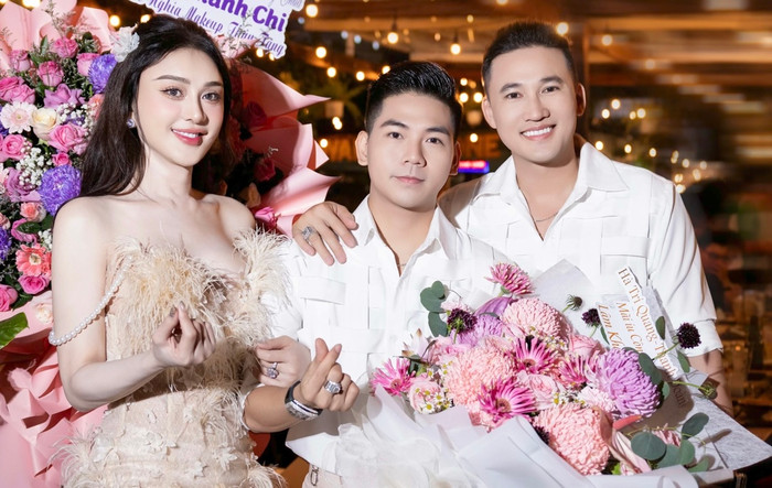 Hà Trí Quang cùng bạn đời Thanh Đoàn diện đồ đồng điệu đến chúc mừng sinh nhật đàn chị. Cách đây không lâu, cặp đôi tổ chức buổi tiệc nhỏ, gây bất ngờ với màn cầu hôn lãng mạn. Được biết Lâm Khánh Chi cũng là khách mời tại buổi tiệc. Cô xúc động khi chứng kiến khoảnh khắc hạnh phúc của đàn em.