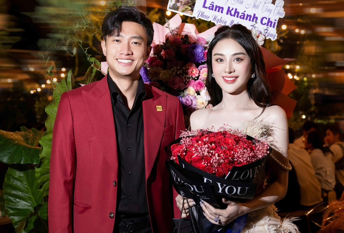 Quốc Trường diện vest lịch lãm đến mừng Lâm Khánh Chi bước sang tuổi mới. Tại đây cả hai có màn song ca khiến mọi người thích thú. Giọng ca chuyển giới cho hay cô và Quốc Trường thân thiết nhau thời gian gần đây. Lâm Khánh Chi hy vọng có dịp hợp tác cùng diễn viên Về nhà đi con trong tương lai.