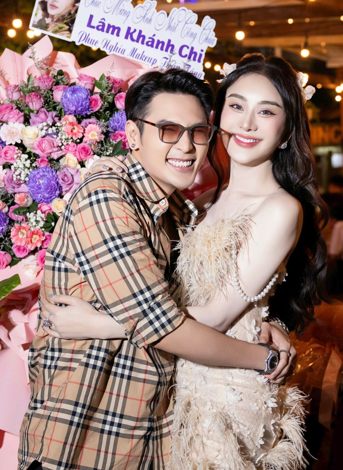 Giọng ca Mộng liêu trai thân thiết bên diễn viên Võ Đăng Khoa.