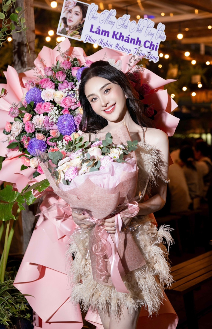 Thời gian qua, Lâm Khánh Chi vướng tin đồn hẹn hò với diễn viên Đạt Nguyễn. Nói với chúng tôi, nữ ca sĩ khẳng định cả hai hiện tại chỉ là bạn bè, hỗ trợ nhau trong công việc.