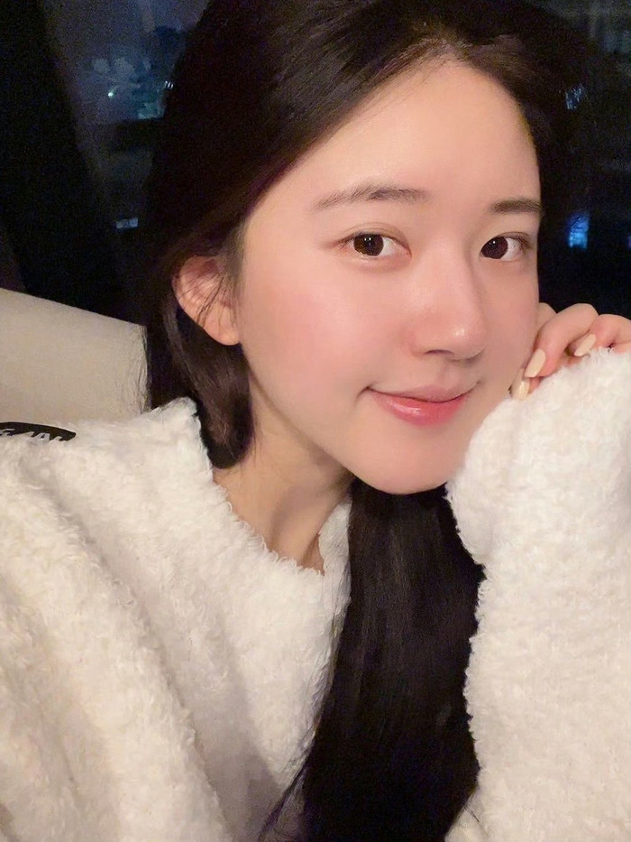 Triệu Lộ Tư rất chăm khoe mặt mộc trên mạng xã hội. 