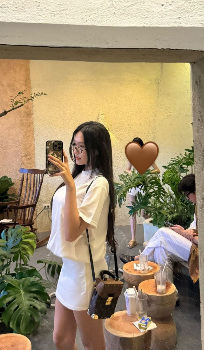 Doãn Hải My xách túi hiệu hơn 87 triệu đồng xuống phố.