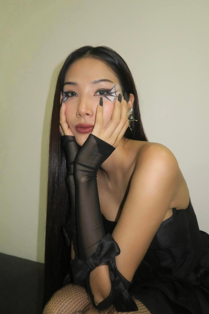 Hoàng Thùy vướng không ít những lùm xùm về thái độ.