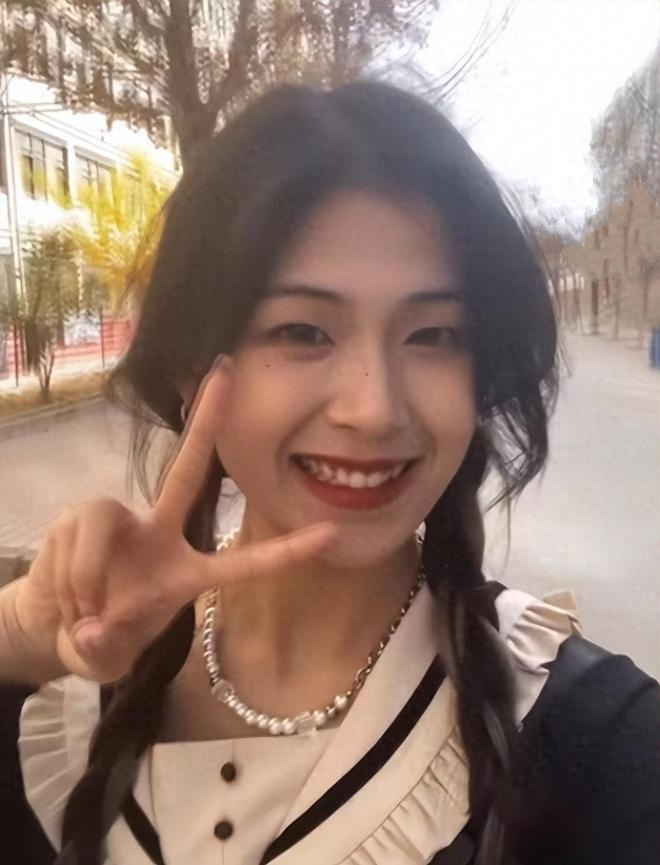 Nữ ca sĩ trẻ Trương Hồng Giai qua đời ở tuổi 21.