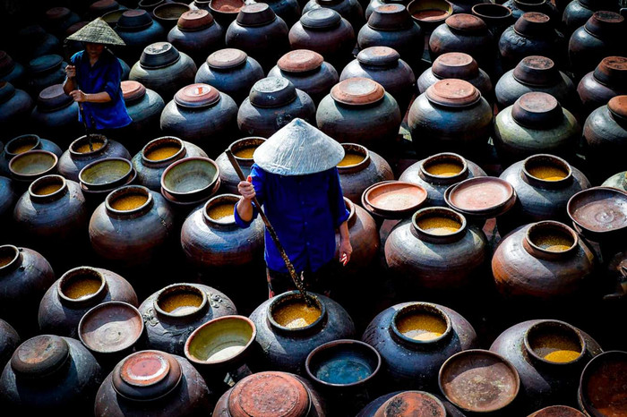 Người dân thị trấn Bần làm tương quanh năm