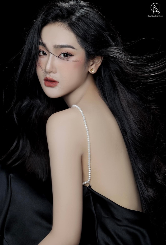 Sắc vóc nóng bỏng của Cù Thị Trà.