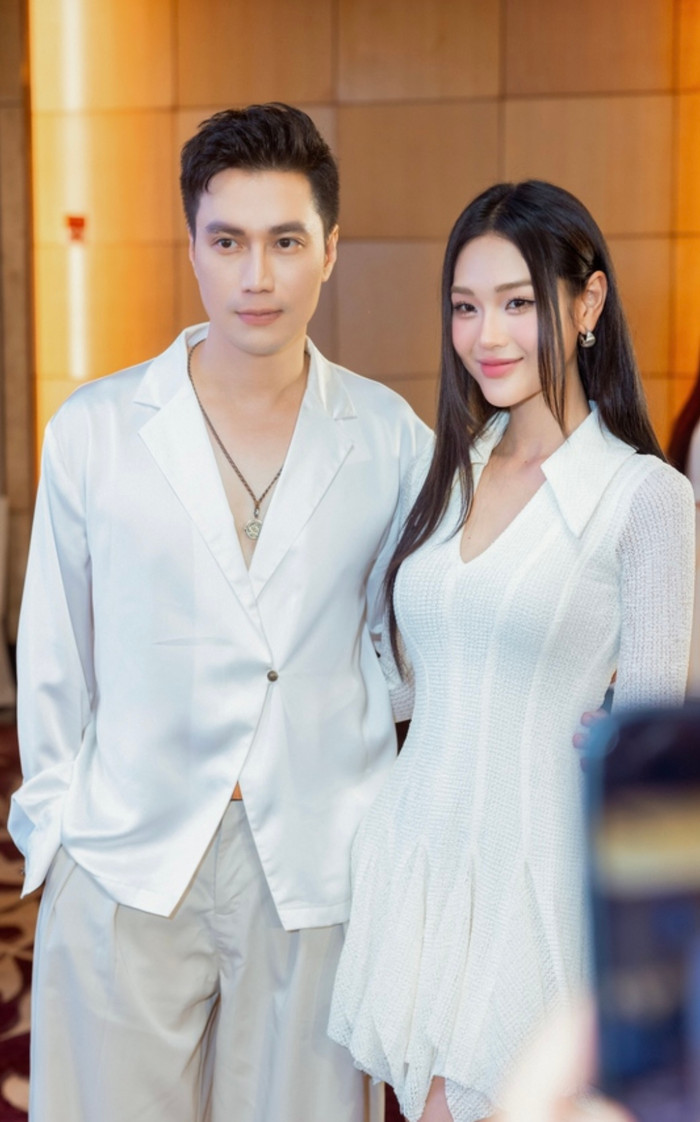 Việt Anh và Cù Thị Trà trong họp báo ra mắt phim 'Những nẻo đường gần xa'.