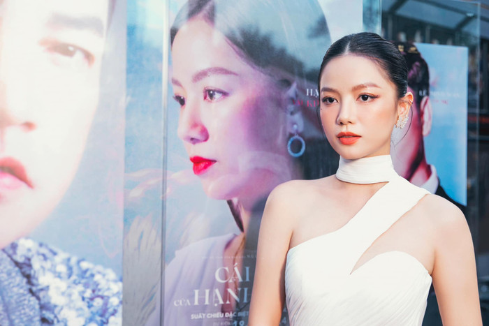 Hạ Anh trên thảm đỏ Cái Giá Của Hạnh Phúc do siêu mẫu Xuân Lan sản xuất.