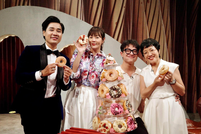 Thanh Hương chụp hình thân thiết bên đồng nghiệp.