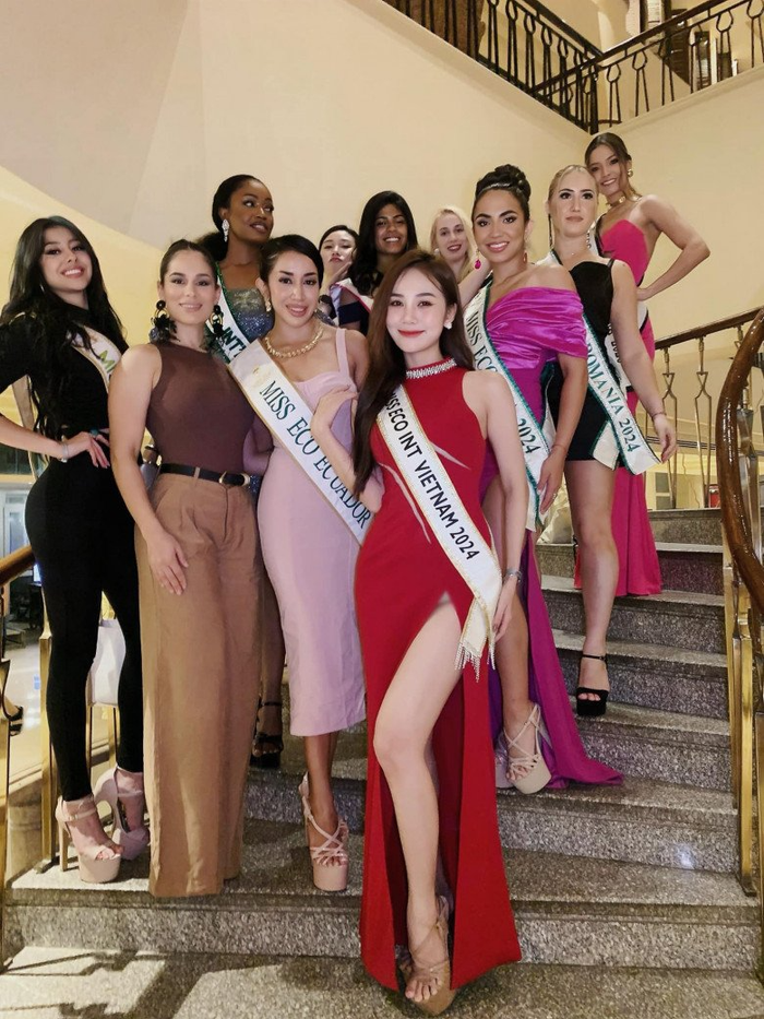 Trong tháng 4 vừa qua, Hoàng Kim Chi (đầm đỏ) vừa đại diện Việt Nam dự thi Miss Eco International 2024 diễn ra tại đất nước Ai Cập. Song, cô không đạt được thành tích như mong đợi. 