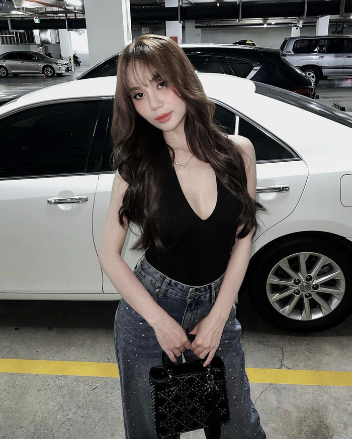 Ngoài ra, Hoàng Kim Chi cũng sở hữu loạt túi hiệu đắt đỏ làm các chị em phải ganh tị vì độ chịu chơi của người đẹp. 