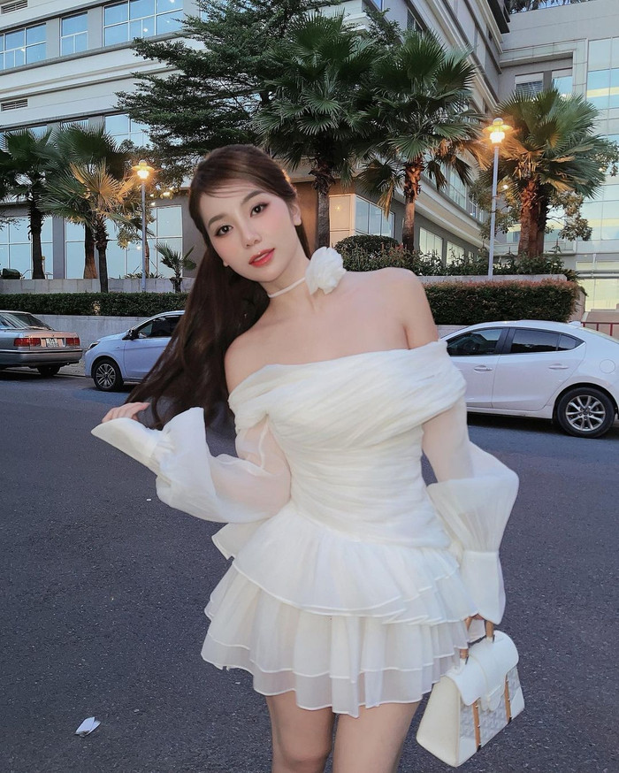 Chiếc túi Saïgon Structuré Mini Bag của thương hiệu Goyard có giá khoảng tối thiểu 5.000 USD (126 triệu đồng) đang là món đồn được người đẹp ưa chuộng gần đây. 