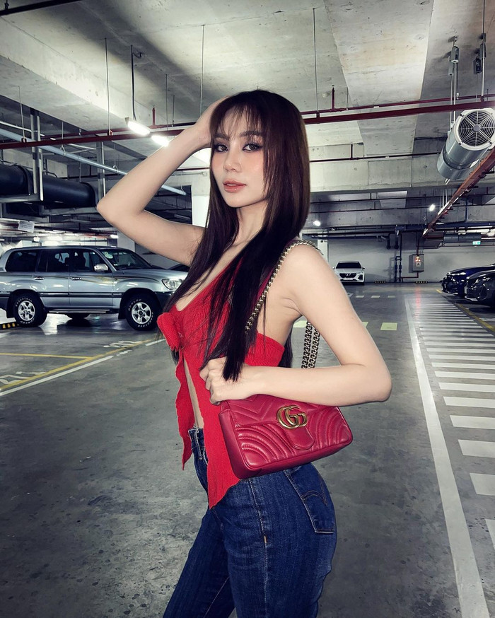Vào những ngày diện trang phục cá tính, Hoàng Kim Chi sẽ chọn mẫu Gucci GG Marmont Mini Bag có trị giá 2,450 USD (tương đương 62 triệu đồng).