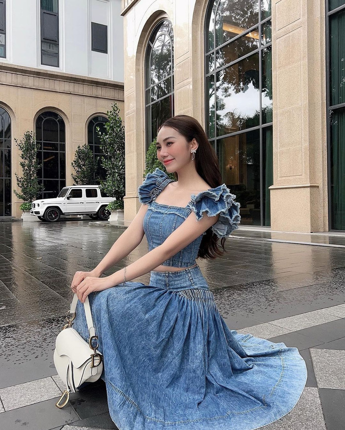 Hoàng Kim Chi còn tậu thêm mẫu túi Mini Saddle Bag with Strap của Dior, đây là một trong những thiết kế bán chạy của thương hiệu với giá trị hơn 100 triệu đồng với tính ứng dụng cao, có thể đi cùng mọi outfit. 