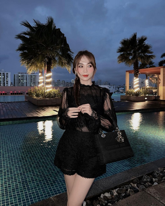 Chiếc túi trong ảnh của Hoàng Kim Chi thuộc dòng Medium Lady D-Lite Bag của Dior 145 triệu. 